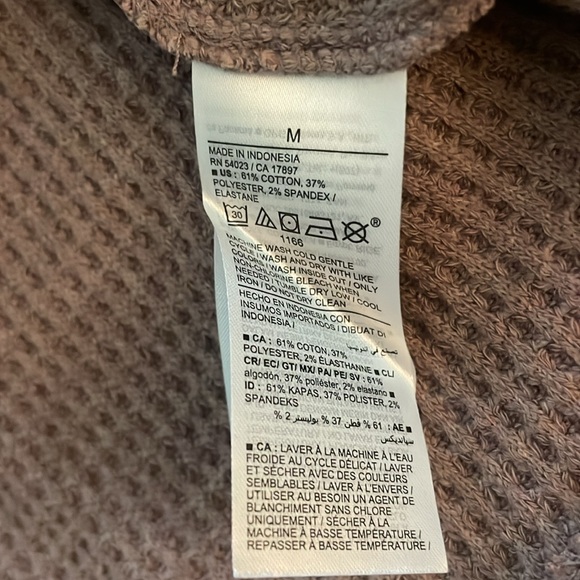 Old Navy waffle top, 3 button, mauve colored, women’s Medium - Picture 7 of 7